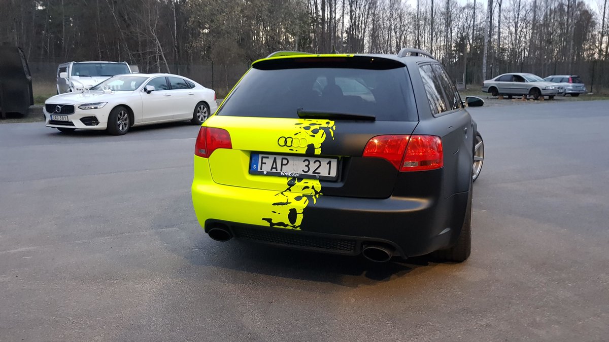Audi RS4 - Fluerescent Yellow and Black Matt Half design - img 1