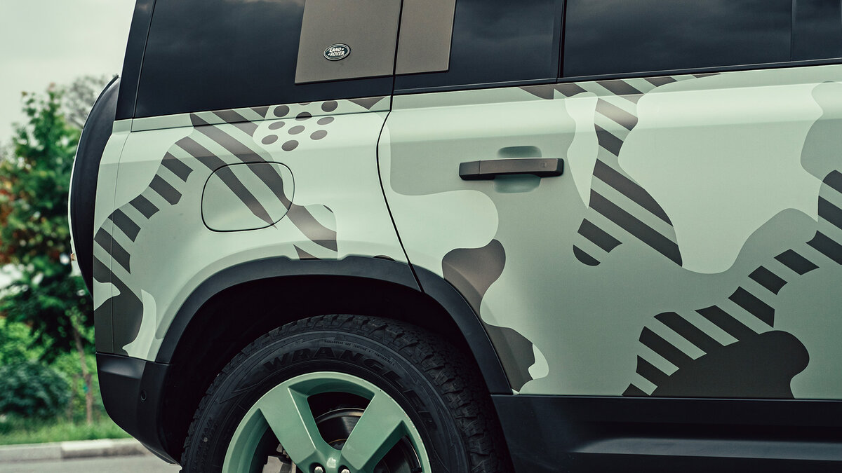 Land Rover Defender 75th Limited Edition - Green Camo Wrap - img 2