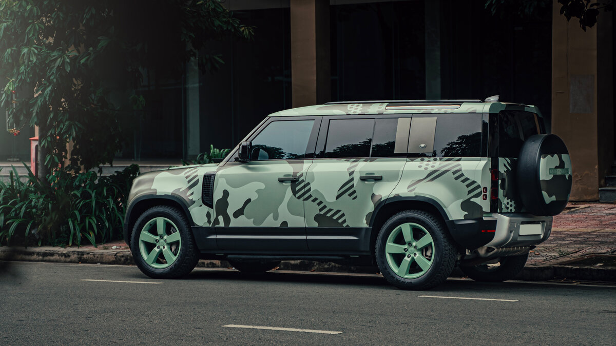 Land Rover Defender 75th Limited Edition - Green Camo Wrap - img 9