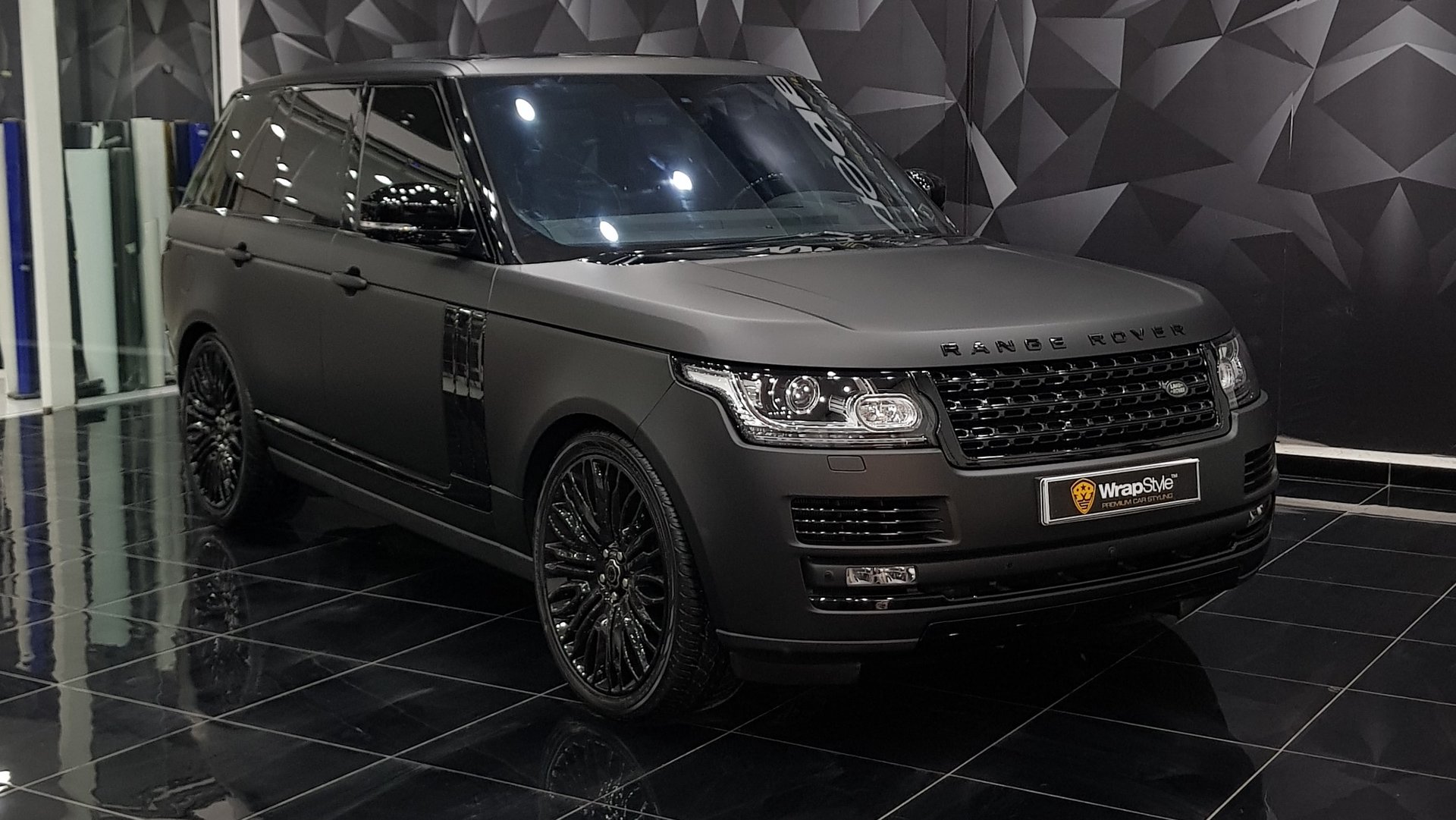 Range Rover Black Vogue  . The Svautobiography Dynamic Black Edition Is Enhanced With Unique Black Design Cues, Such As Santorini Black Paint With Narvik Black Accents And An Ebony Interior With Pimento Stitching.