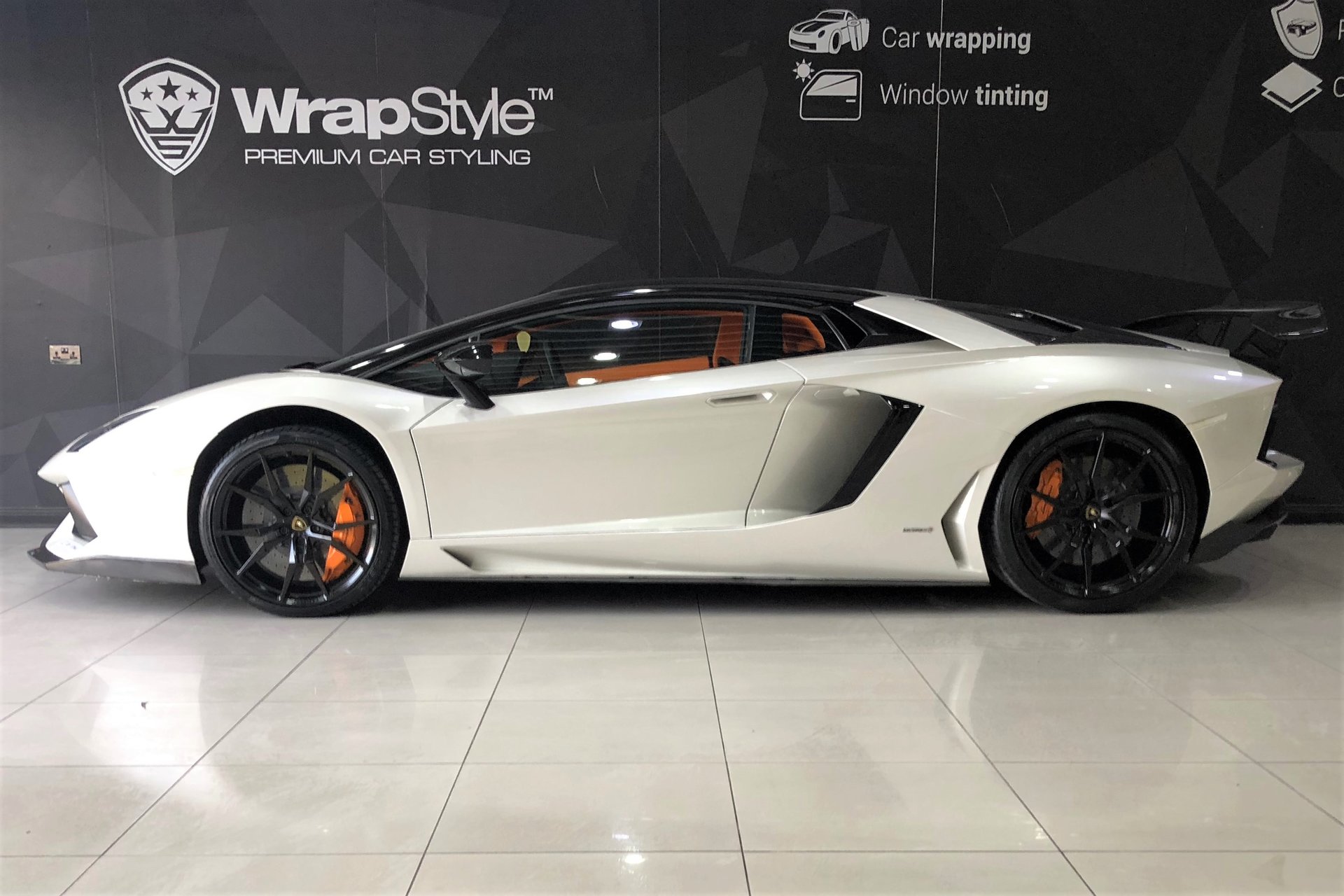 Lamborghini Aventador - Silver Gloss wrap | WrapStyle