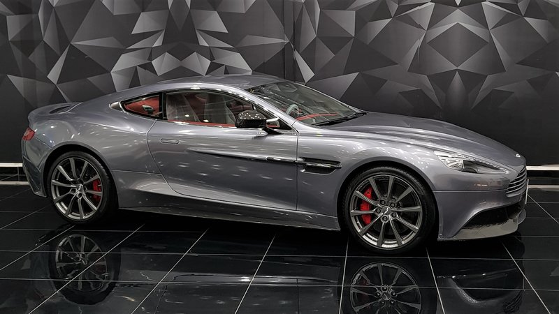 Aston Martin Vanquish - Grey Gloss wrap